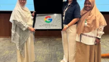 Kepala SMAN 3 Painan, Rini Amelia (kiri) menerima plakat Kandidat Sekolah Rujukan Google (Google Reference School) dari Country Lead Google Education Indonesia & Malaysia, Olivia Basrin di Jakarta, Selasa (20/10). (Foto: Dok. SMAN 3 Painan)