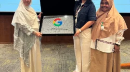 Kepala SMAN 3 Painan, Rini Amelia (kiri) menerima plakat Kandidat Sekolah Rujukan Google (Google Reference School) dari Country Lead Google Education Indonesia & Malaysia, Olivia Basrin di Jakarta, Selasa (20/10). (Foto: Dok. SMAN 3 Painan)