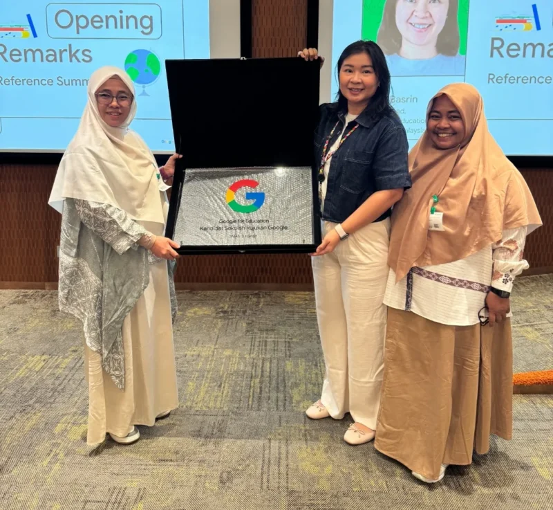 Kepala SMAN 3 Painan, Rini Amelia (kiri) menerima plakat Kandidat Sekolah Rujukan Google (Google Reference School) dari Country Lead Google Education Indonesia & Malaysia, Olivia Basrin di Jakarta, Selasa (20/10). (Foto: Dok. SMAN 3 Painan)