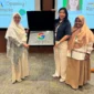 Kepala SMAN 3 Painan, Rini Amelia (kiri) menerima plakat Kandidat Sekolah Rujukan Google (Google Reference School) dari Country Lead Google Education Indonesia & Malaysia, Olivia Basrin di Jakarta, Selasa (20/10). (Foto: Dok. SMAN 3 Painan)