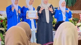 Tiga siswa SMK SMAK Padang meraih Juara 2 dan Poster Terbaik di Lomba Kimia XXX Unand 2026 lewat inovasi biodiesel dari limbah. (Foto: Humas SMK SMAK Padang)