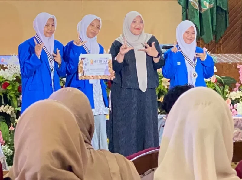 Tiga siswa SMK SMAK Padang meraih Juara 2 dan Poster Terbaik di Lomba Kimia XXX Unand 2026 lewat inovasi biodiesel dari limbah. (Foto: Humas SMK SMAK Padang)