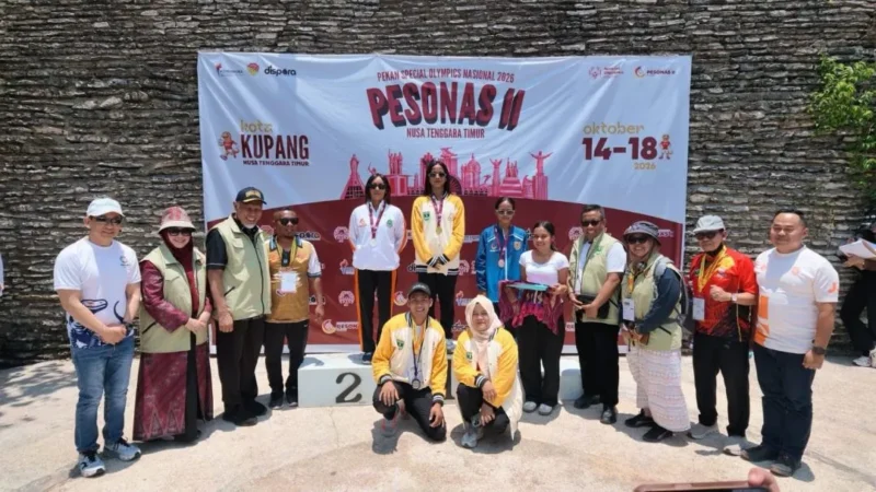 Gubernur Sumbar, Mahyeldi Ansharullah mengunjungi para atlet SOIna Sumbar yang berlaga di PESONAS II 2026 di Kupang, NTT, Sabtu (17/10/2026). (Foto: Adpsb)