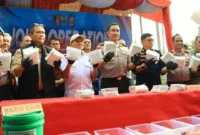 Kapolri mengungkap penyitaan hampir 1,2 ton narkotika dari laboratorium sabu di Aceh. (Foto: Humas Polri)
