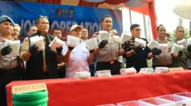 Kapolri mengungkap penyitaan hampir 1,2 ton narkotika dari laboratorium sabu di Aceh. (Foto: Humas Polri)