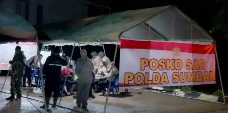 Satbrimob Polda Sumbar menyiagakan posko kesehatan dan SAR di Lumin Park, Padang. (Foto: Polda Sumbar)