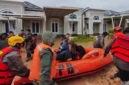 Personel Satuan Brimob Polda Sumbar mengevakuasi warga terdampak banjir di Perumahan Lumin Park, Sabtu (10/10/2026). (Foto: Polda Sumbar)