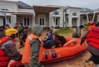 Personel Satuan Brimob Polda Sumbar mengevakuasi warga terdampak banjir di Perumahan Lumin Park, Sabtu (10/10/2026). (Foto: Polda Sumbar)