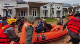 Personel Satuan Brimob Polda Sumbar mengevakuasi warga terdampak banjir di Perumahan Lumin Park, Sabtu (10/10/2026). (Foto: Polda Sumbar)