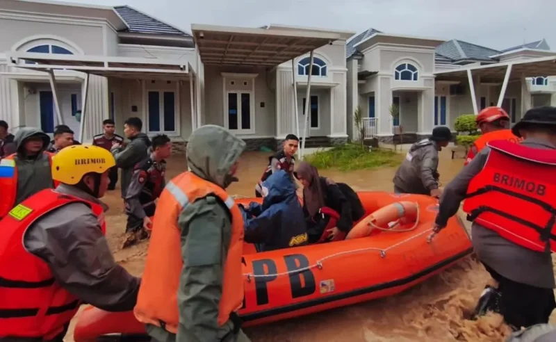Personel Satuan Brimob Polda Sumbar mengevakuasi warga terdampak banjir di Perumahan Lumin Park, Sabtu (10/10/2026). (Foto: Polda Sumbar)