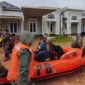 Personel Satuan Brimob Polda Sumbar mengevakuasi warga terdampak banjir di Perumahan Lumin Park, Sabtu (10/10/2026). (Foto: Polda Sumbar)