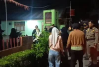 Petugas menggiring para remaja yang terjaring razia ke Mako Satpol PP Padang untuk menjalani pendataan dan pemeriksaan lebih lanjut. (Foto: Humas Satpol PP Padang)