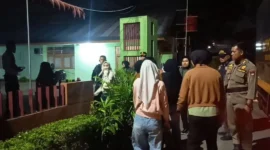 Petugas menggiring para remaja yang terjaring razia ke Mako Satpol PP Padang untuk menjalani pendataan dan pemeriksaan lebih lanjut. (Foto: Humas Satpol PP Padang)