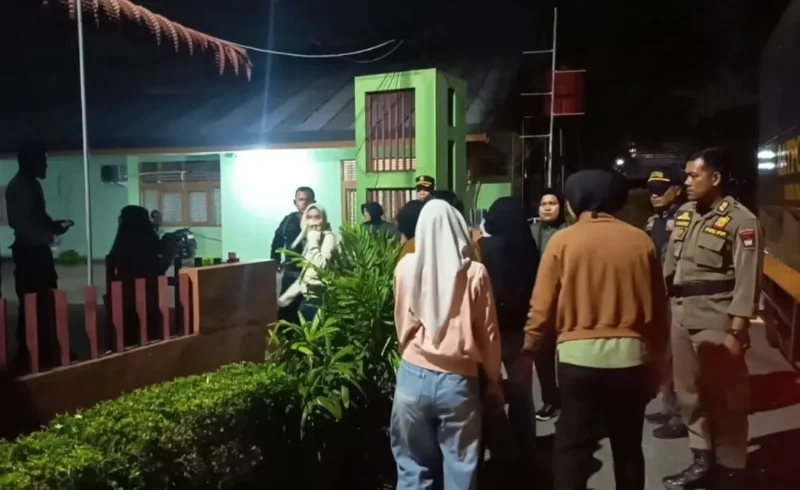 Petugas menggiring para remaja yang terjaring razia ke Mako Satpol PP Padang untuk menjalani pendataan dan pemeriksaan lebih lanjut. (Foto: Humas Satpol PP Padang)