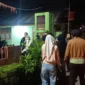 Petugas menggiring para remaja yang terjaring razia ke Mako Satpol PP Padang untuk menjalani pendataan dan pemeriksaan lebih lanjut. (Foto: Humas Satpol PP Padang)