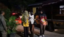 Satpol PP Padang mengamankan 18 perempuan dalam operasi dini hari yang menyasar rumah kos, kafe, dan fasilitas umum, Rabu dini hari (14/10/2026). (Foto: Humas Satpol PP Padang)