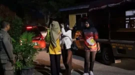Satpol PP Padang mengamankan 18 perempuan dalam operasi dini hari yang menyasar rumah kos, kafe, dan fasilitas umum, Rabu dini hari (14/10/2026). (Foto: Humas Satpol PP Padang)