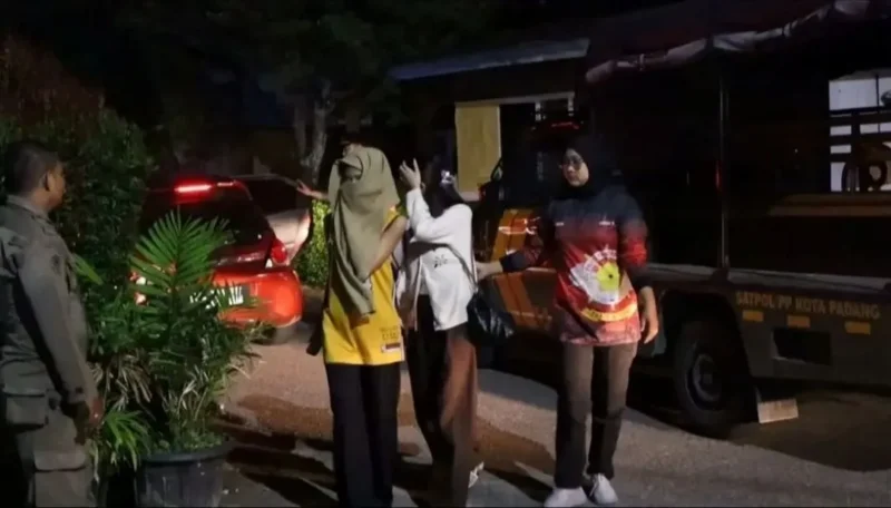 Satpol PP Padang mengamankan 18 perempuan dalam operasi dini hari yang menyasar rumah kos, kafe, dan fasilitas umum, Rabu dini hari (14/10/2026). (Foto: Humas Satpol PP Padang)