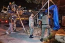 Petugas Satpol PP Padang membongkar lapak PKL yang berdiri di atas trotoar dan menutupi drainase di kawasan Jalan Sutan Syahrir, Kecamatan Padang Selatan, Jumat (9/10/2026) dini hari. (Foto: Humas Satpol PP Padang)
