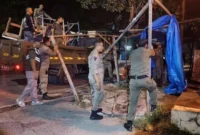 Petugas Satpol PP Padang membongkar lapak PKL yang berdiri di atas trotoar dan menutupi drainase di kawasan Jalan Sutan Syahrir, Kecamatan Padang Selatan, Jumat (9/10/2026) dini hari. (Foto: Humas Satpol PP Padang)