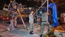 Petugas Satpol PP Padang membongkar lapak PKL yang berdiri di atas trotoar dan menutupi drainase di kawasan Jalan Sutan Syahrir, Kecamatan Padang Selatan, Jumat (9/10/2026) dini hari. (Foto: Humas Satpol PP Padang)