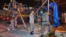 Petugas Satpol PP Padang membongkar lapak PKL yang berdiri di atas trotoar dan menutupi drainase di kawasan Jalan Sutan Syahrir, Kecamatan Padang Selatan, Jumat (9/10/2026) dini hari. (Foto: Humas Satpol PP Padang)