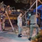 Petugas Satpol PP Padang membongkar lapak PKL yang berdiri di atas trotoar dan menutupi drainase di kawasan Jalan Sutan Syahrir, Kecamatan Padang Selatan, Jumat (9/10/2026) dini hari. (Foto: Humas Satpol PP Padang)