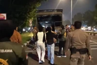 Satpol PP Padang mengamankan 11 orang saat patroli dini hari di Khatib Sulaiman dan Batang Arau pada Sabtu (24/10/2026). (Foto: Pemko Padang)