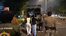 Satpol PP Padang mengamankan 11 orang saat patroli dini hari di Khatib Sulaiman dan Batang Arau pada Sabtu (24/10/2026). (Foto: Pemko Padang)