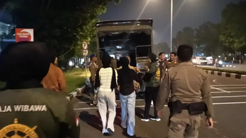 Satpol PP Padang mengamankan 11 orang saat patroli dini hari di Khatib Sulaiman dan Batang Arau pada Sabtu (24/10/2026). (Foto: Pemko Padang)