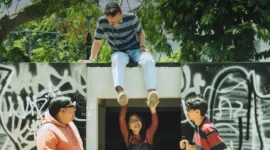 SautKat merilis EP perdana Meledak! berisi enam lagu dengan beragam emosi, lengkap dengan merchandise resmi. (Foto: IG @podcastsomestory/Jeffey Winanda)