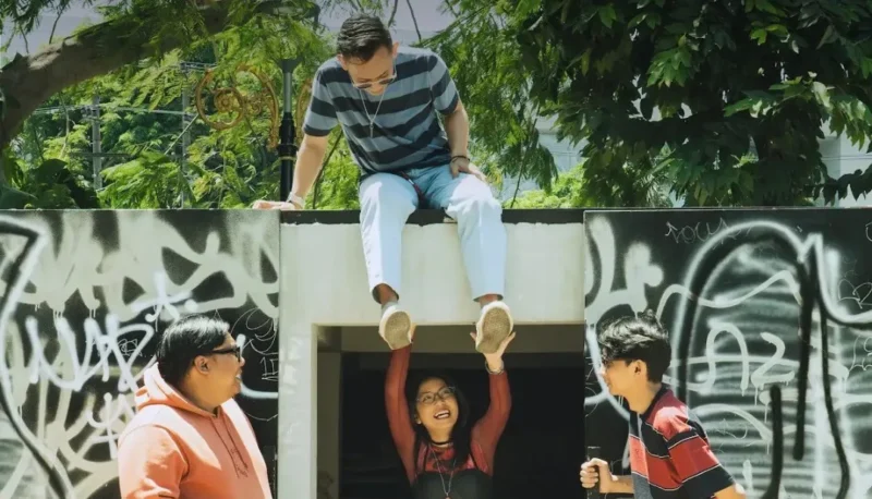 SautKat merilis EP perdana Meledak! berisi enam lagu dengan beragam emosi, lengkap dengan merchandise resmi. (Foto: IG @podcastsomestory/Jeffey Winanda)