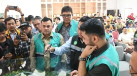 Sekda Padang, Raju Minropa mendampingi anggota Komisi V DPR RI, Zigo Rolanda meninjau proyek Flyover Sitinjau Lauik I, Kamis (22/10/2026). (Foto: Pemko Padang)