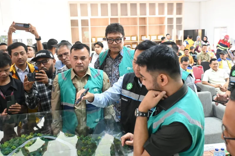 Sekda Padang, Raju Minropa mendampingi anggota Komisi V DPR RI, Zigo Rolanda meninjau proyek Flyover Sitinjau Lauik I, Kamis (22/10/2026). (Foto: Pemko Padang)