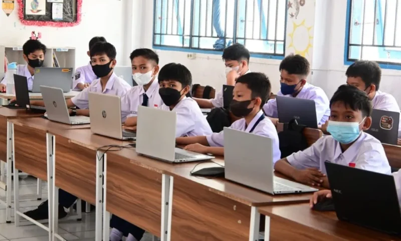 Pemko Padang kembali menggelar sekolah tatap muka pada Kamis (22/10/2026). Siswa dan tenaga kependidikan wajib memakai masker. (Foto: Pemko Padang)