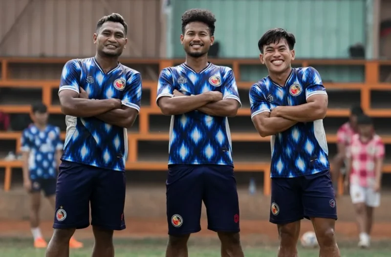 Pemain Semen Padang FC menjalani latihan jelang melawan PSMS Medan, Sabtu (17/10/2026). (Foto: IG @semenpadangfcid)