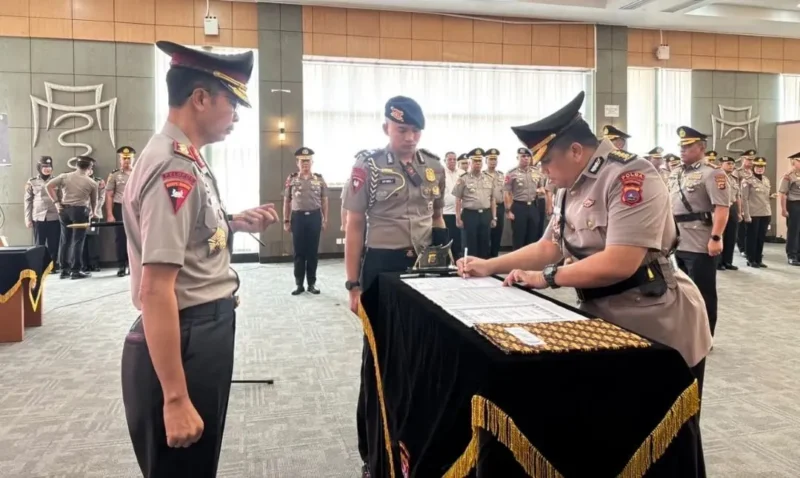 Kapolda Sumbar Irjen Pol. Jawari memimpin Sertijab Dirlantas dan melantik Kabidkum di Ruang Jenderal Soekanto Lantai IV Mapolda Sumbar, Rabu (21/10/2026). (Foto: Polda Sumbar)