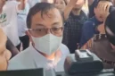 Sestama BNPB Rustian meninggalkan gedung KPK usai menjalani pemeriksaan terkait OTT di BNPB, Rabu (14/10/2026). (Foto: Ist)
