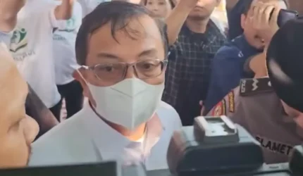 Sestama BNPB Rustian tinggalkan gedung KPK