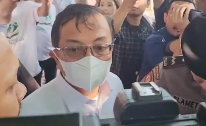 Sestama BNPB Rustian meninggalkan gedung KPK usai menjalani pemeriksaan terkait OTT di BNPB, Rabu (14/10/2026). (Foto: Ist)
