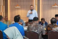 Wali Kota Padang Fadly Amran saat silaturahmi bersama para senior dan pengurus DPD KNPI Sumbar di Takana Nasi Padang, Minggu (25/10/2026). (Foto: Pemko Padang)