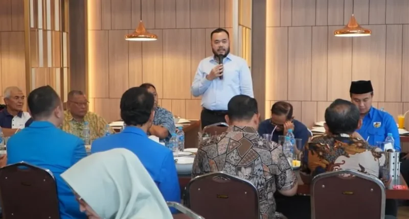 Wali Kota Padang Fadly Amran saat silaturahmi bersama para senior dan pengurus DPD KNPI Sumbar di Takana Nasi Padang, Minggu (25/10/2026). (Foto: Pemko Padang)
