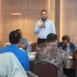 Wali Kota Padang Fadly Amran saat silaturahmi bersama para senior dan pengurus DPD KNPI Sumbar di Takana Nasi Padang, Minggu (25/10/2026). (Foto: Pemko Padang)