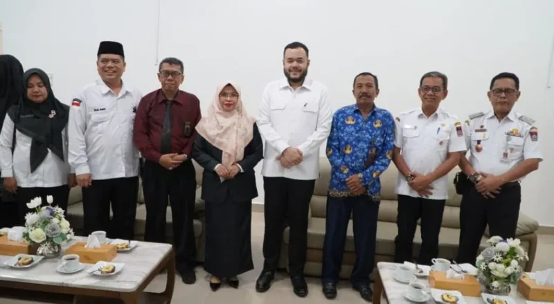 Wali Kota Padang Fadly Amran menerima kunjungan silaturahmi Ketua Pengadilan Agama Padang Anneka Yosihilma di Rumah Dinas Wali Kota, Rabu (28/10/2026). (Foto: Pemko Padang)