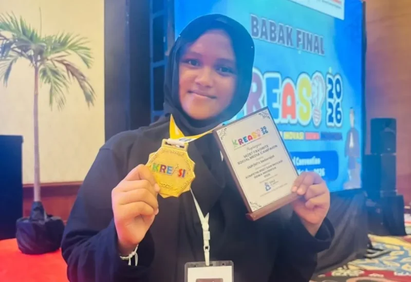 Aisyahana Mazea Idris, siswi MTsN 6 Padang meraih medali emas dan Best Campaign KREASI 2026 lewat inovasi Madrasah Smart Hajj. (Foto: Pemko Padang)
