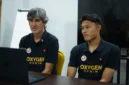 Pelatih Semen Padang FC Stefano “Teco” Cugurra didampingi sang kiper, Ikram Algiffari saat memberikan keterangan pers. (Foto MO Semen Padang FC)