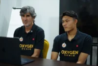 Pelatih Semen Padang FC Stefano “Teco” Cugurra didampingi sang kiper, Ikram Algiffari saat memberikan keterangan pers. (Foto MO Semen Padang FC)