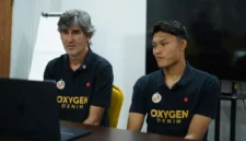 Pelatih Semen Padang FC Stefano “Teco” Cugurra didampingi sang kiper, Ikram Algiffari saat memberikan keterangan pers. (Foto MO Semen Padang FC)