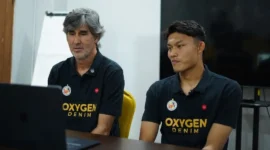 Pelatih Semen Padang FC Stefano “Teco” Cugurra didampingi sang kiper, Ikram Algiffari saat memberikan keterangan pers. (Foto MO Semen Padang FC)