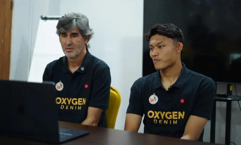 Pelatih Semen Padang FC Stefano “Teco” Cugurra didampingi sang kiper, Ikram Algiffari saat memberikan keterangan pers. (Foto MO Semen Padang FC)